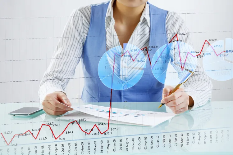 Kobieta biznes wykresy wzrost sprzedaży